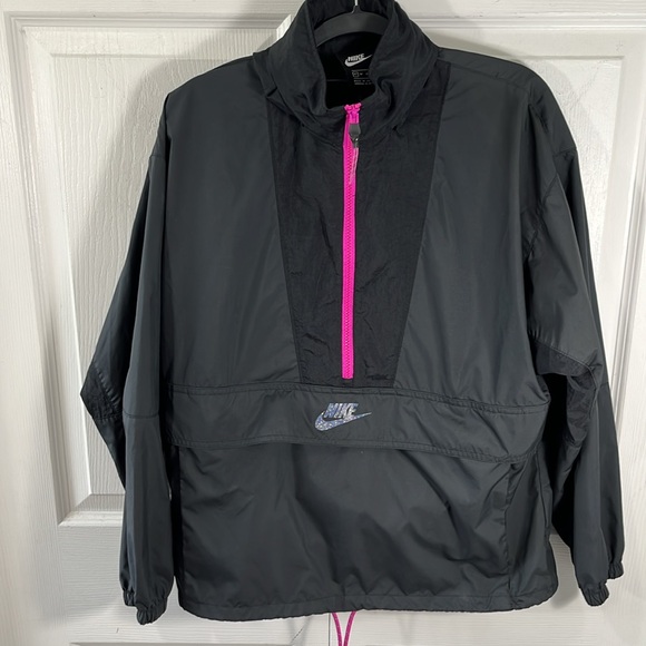 Nike windbreaker converts to belt bag - Picture 5 of 12